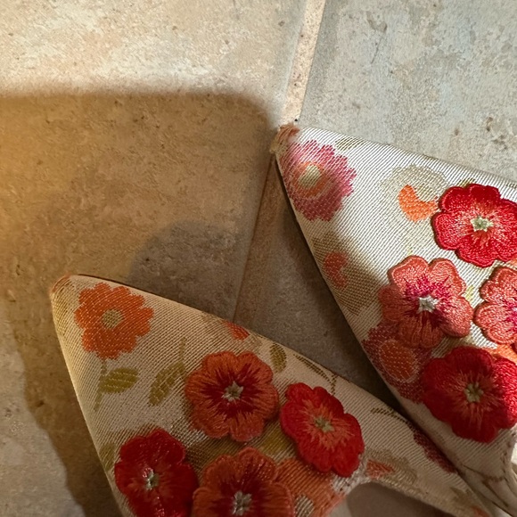 COPY - MANOLO BLAHNIK 39.5 ITALY Floral Mule Kitten Mules - Picture 11 of 11